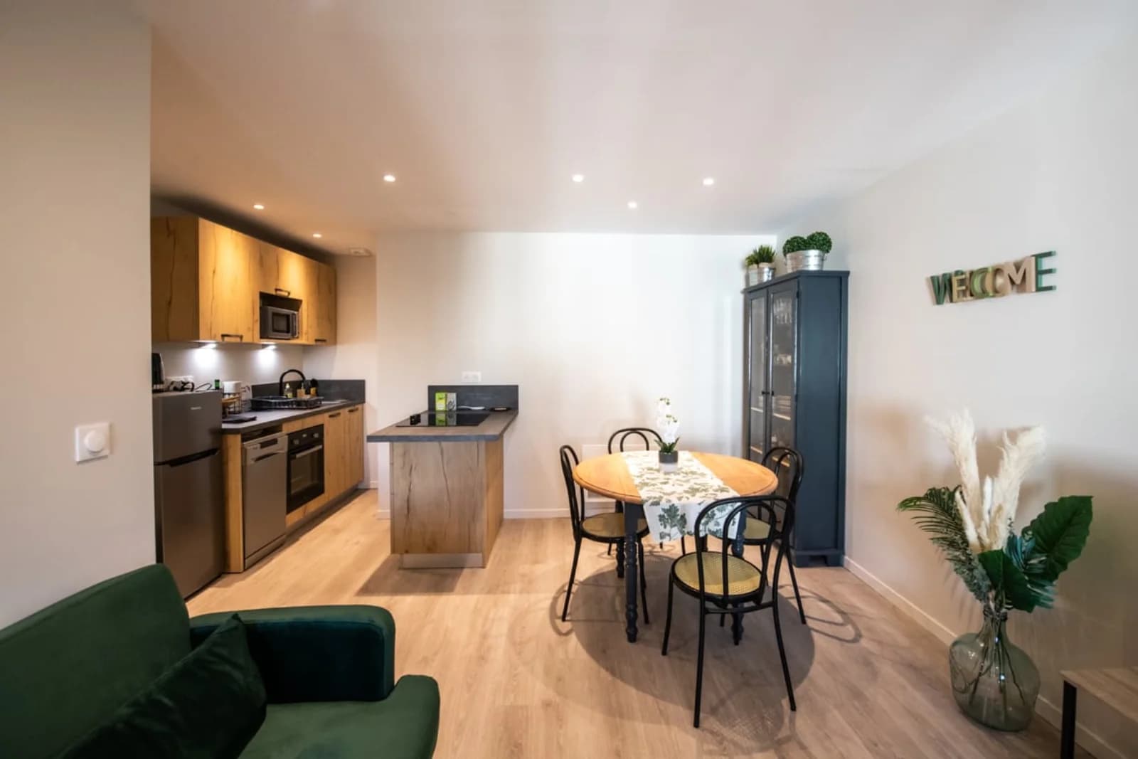 Salle de réunion dans Le Vertige: un appartement au design actuel et chic - 1