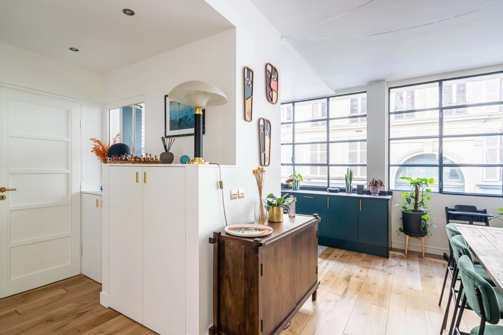Cuisine dans Grande pièce de vie - Style cosy et contemporain - 1