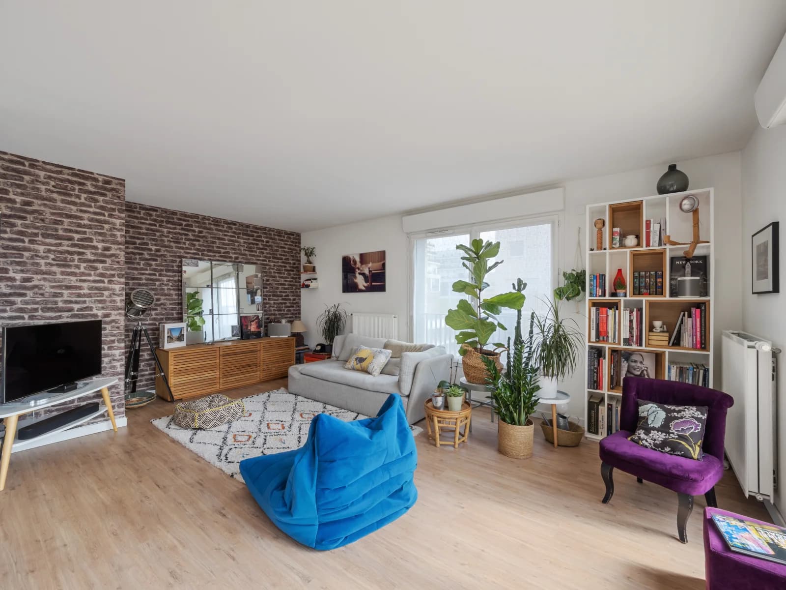 Salon dans Cocon douillet avec vaste terrasse privative de 80m² - 1