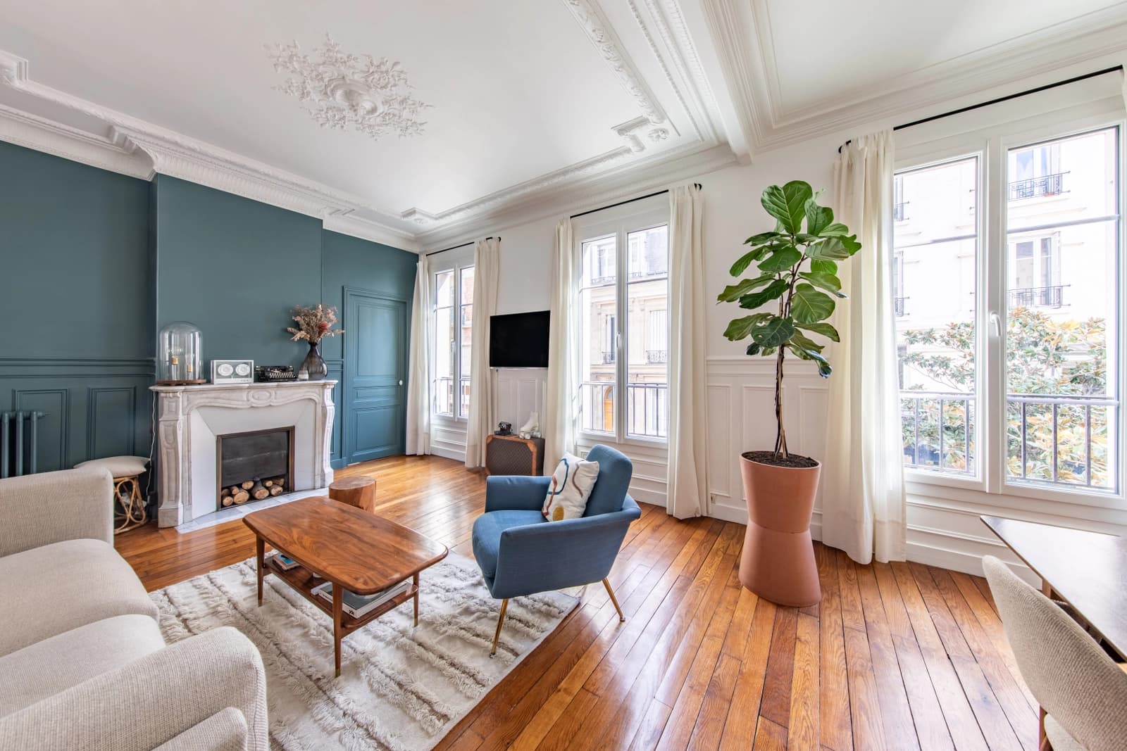 Living room in Haussmann apartment in city center - 1