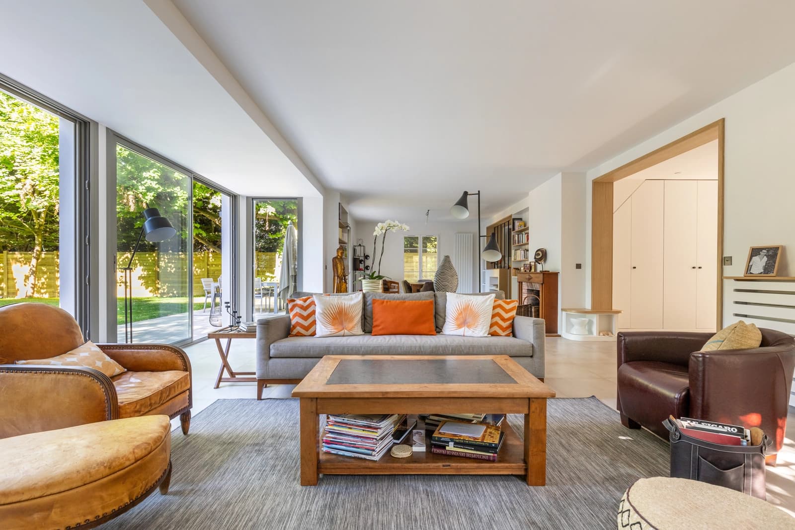 Living room in New single-storey architect-designed house on parkland - 1