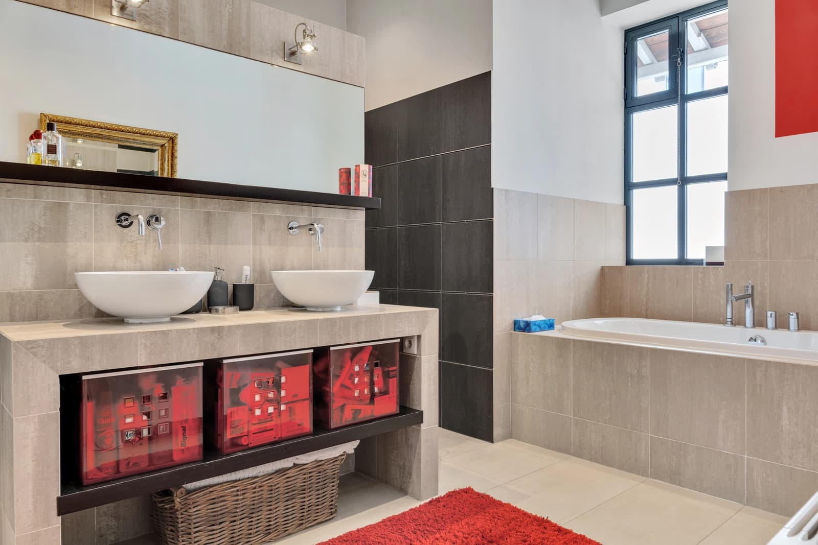 Bathroom in Atypical loft, hypercentre, chic and contemporary. - 1