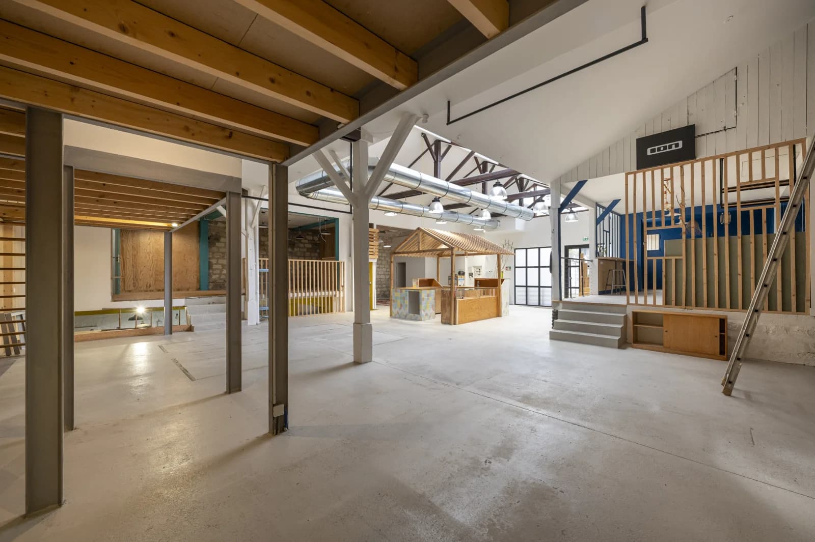 Space Large loft with private outdoor area - 1