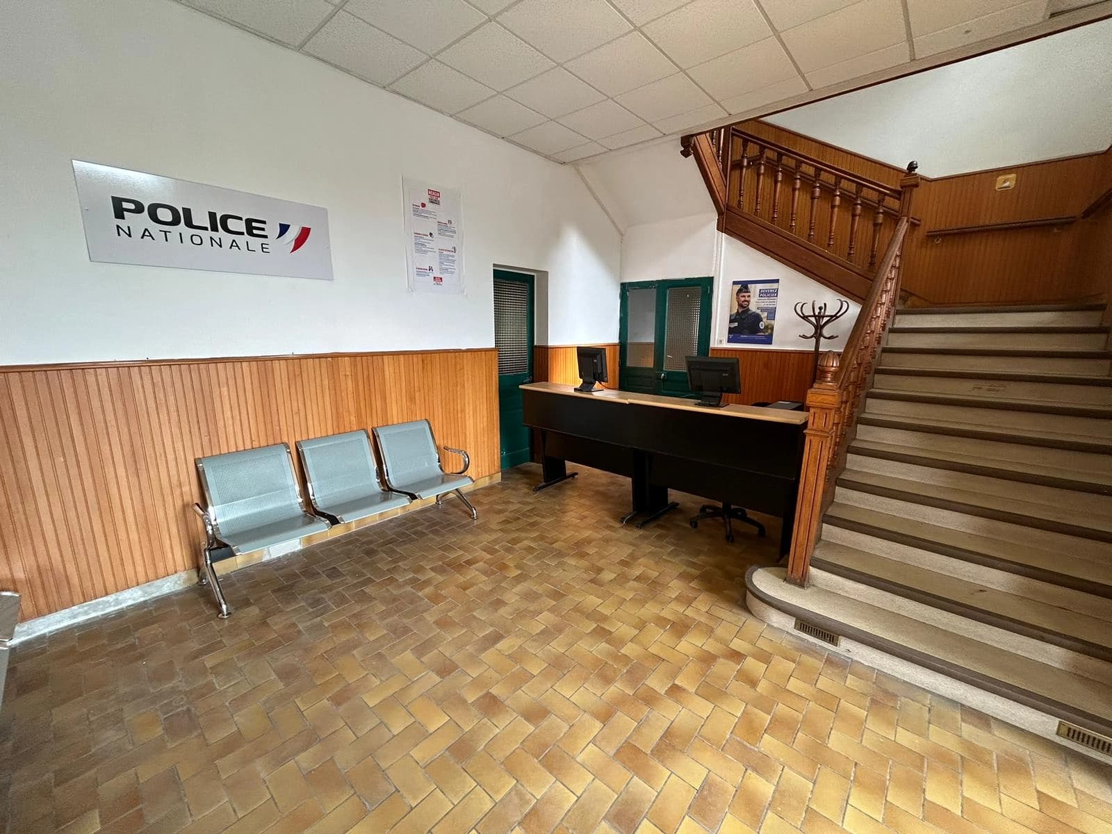 Décor commissariat à 1h de Paris