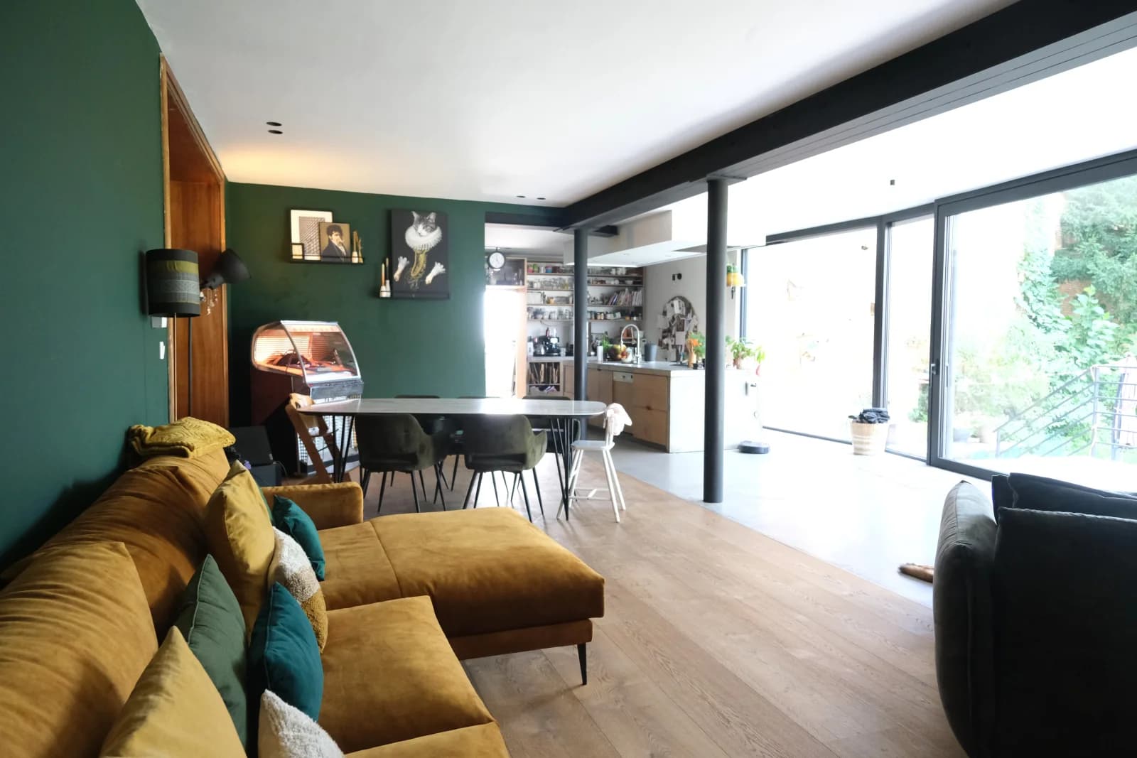 Space A bright, spacious living space - 3