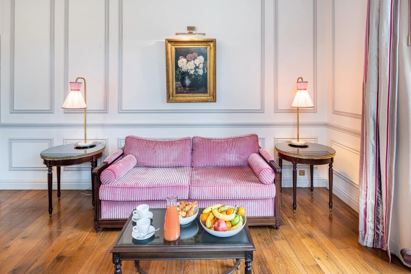 Living room in Marie-Antoinette Suite - 1