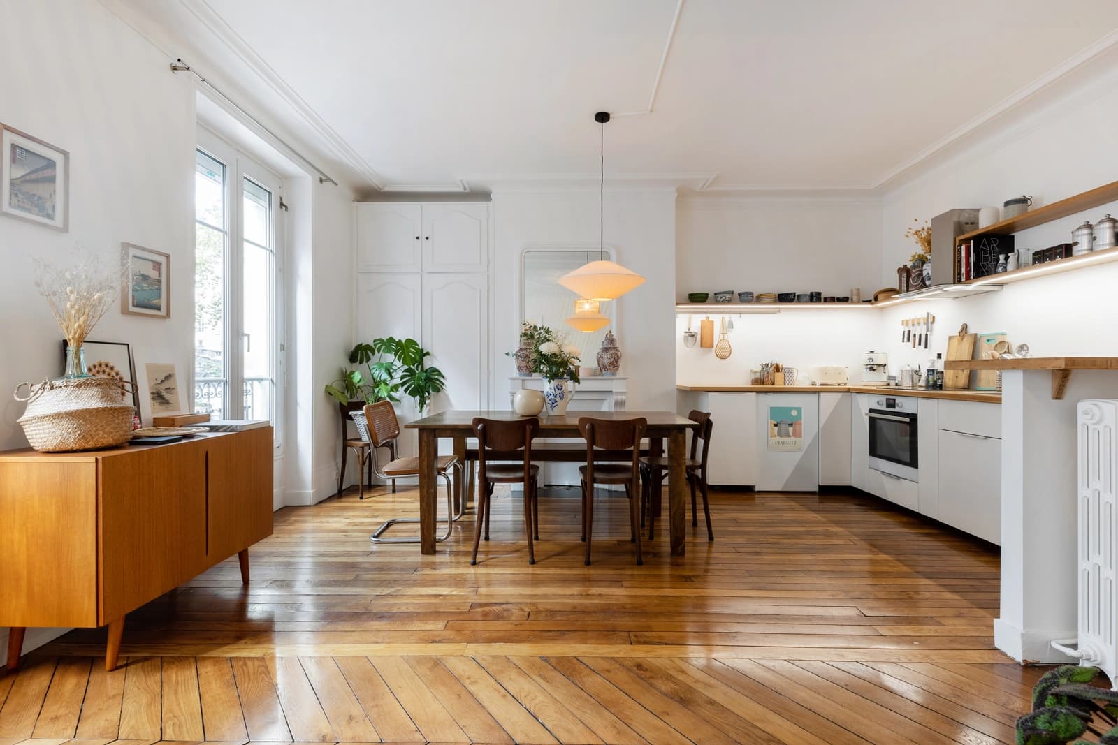 Salle de réunion dans Le charme authentique d'un appartement typiquement parisien - 1