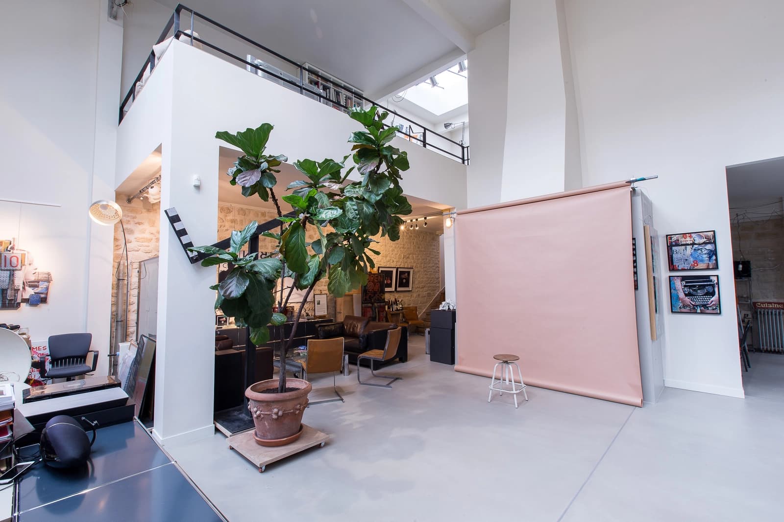 Living room in Artist's studio-loft, glass roof and garden - 1