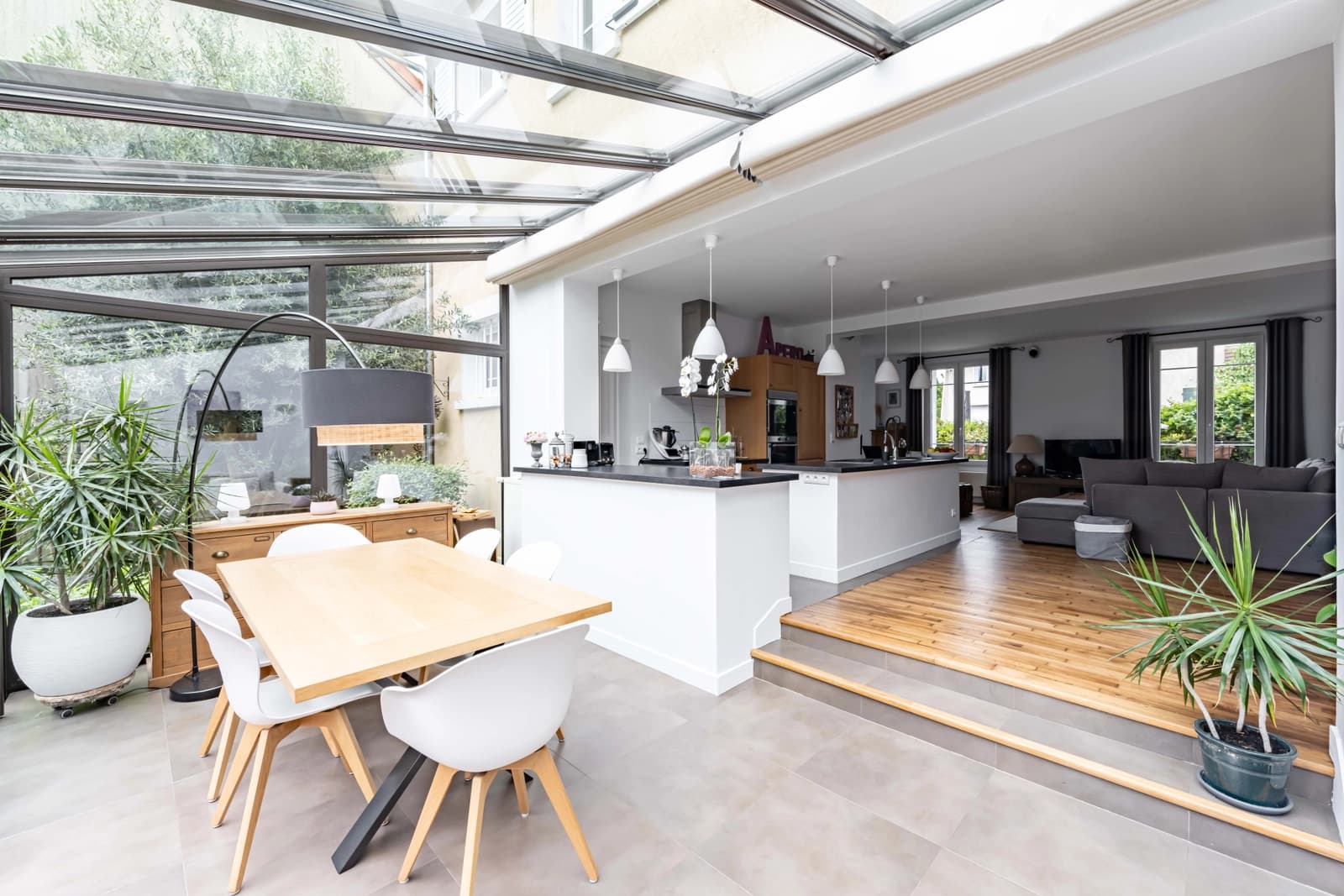 Espace Demeure classique s'ouvrant sur un havre de verdure - 1