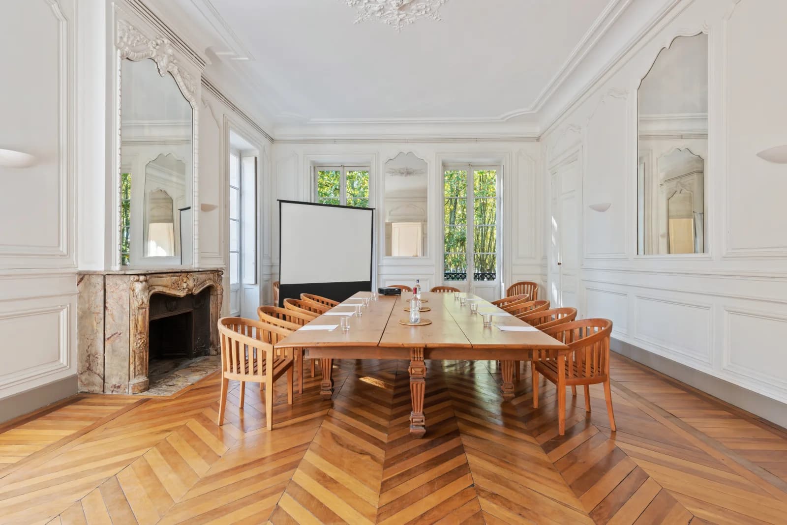 Meeting room in Superb apartment in the golden triangle - 1