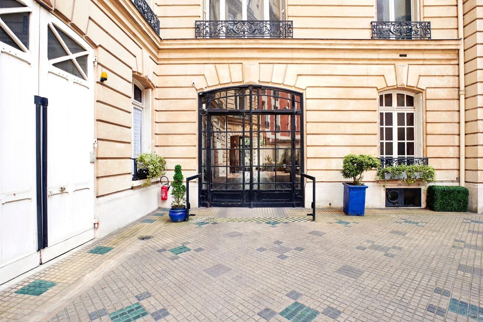 Space Former stables renovated into a modern space - Avenue Foch - 4