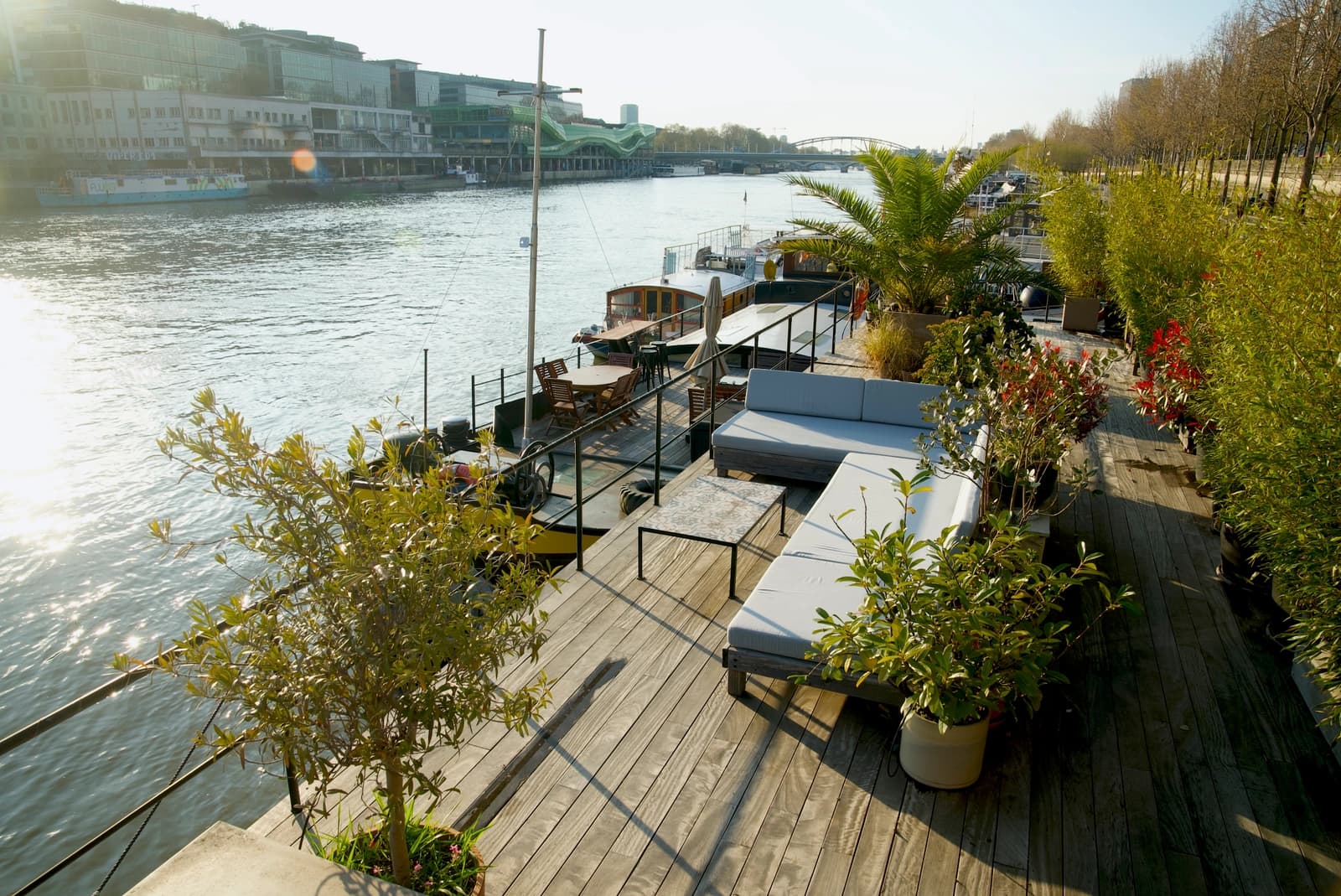 Salle de réunion dans Péniche lumineuse offrant une double terrasse unique - 0