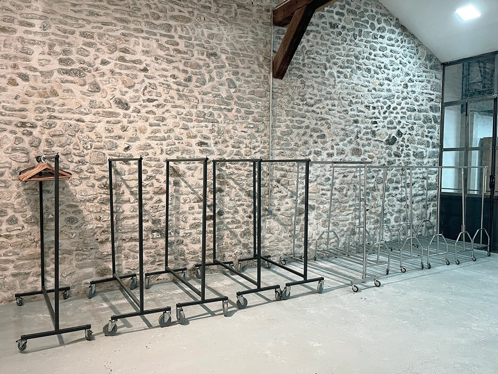 Salle de bain dans Lieu industriel au cachet brut, disponible à la location - 1