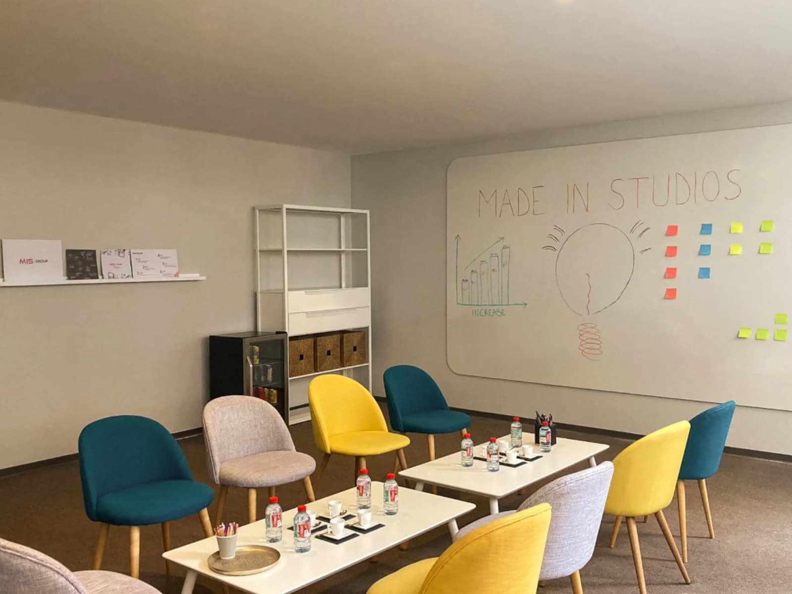Salle de réunion dans Lille: espace polyvalent pour rencontres et créativité - 1