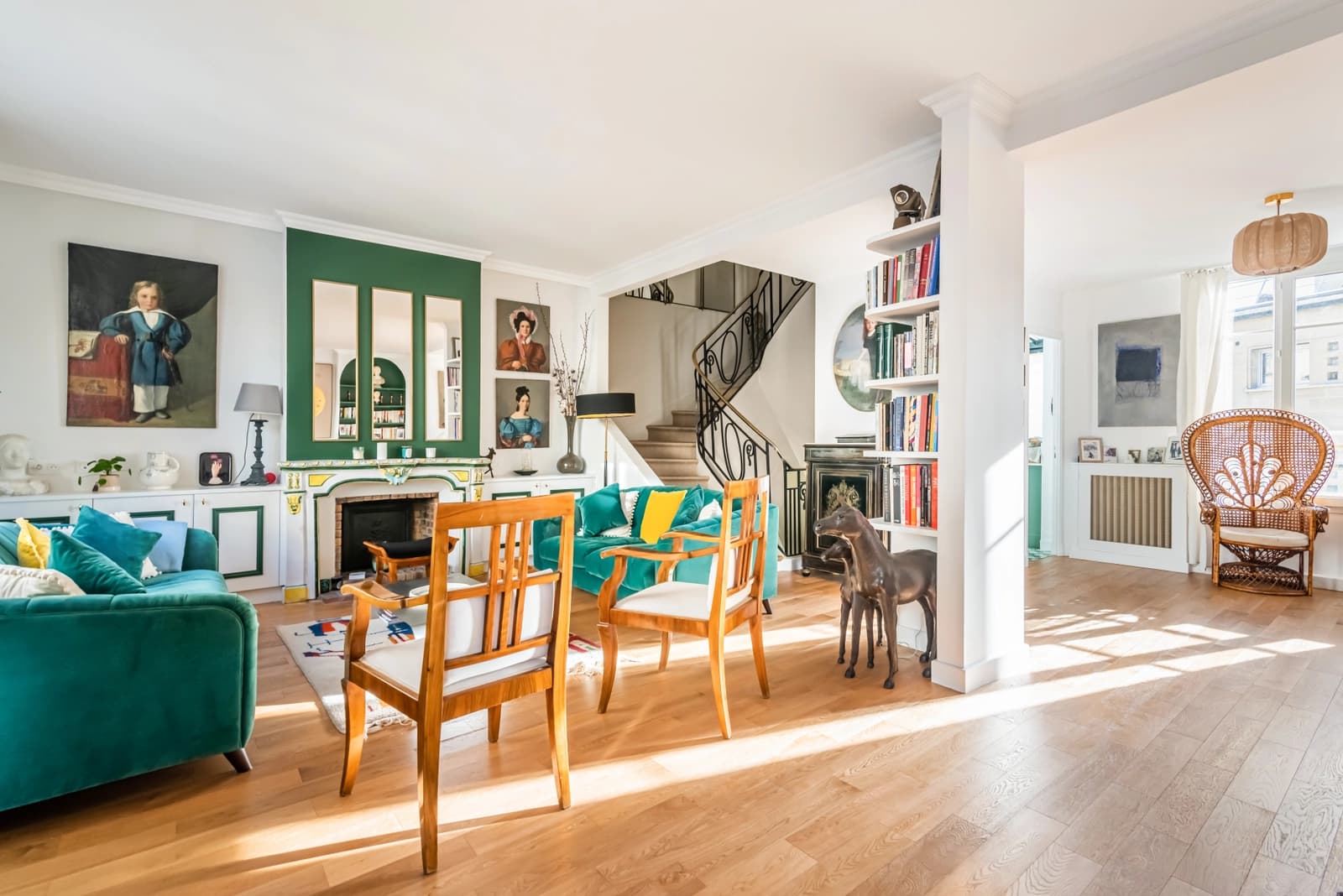 Space Colorful duplex: beautiful staircase and atypical fireplace - 2