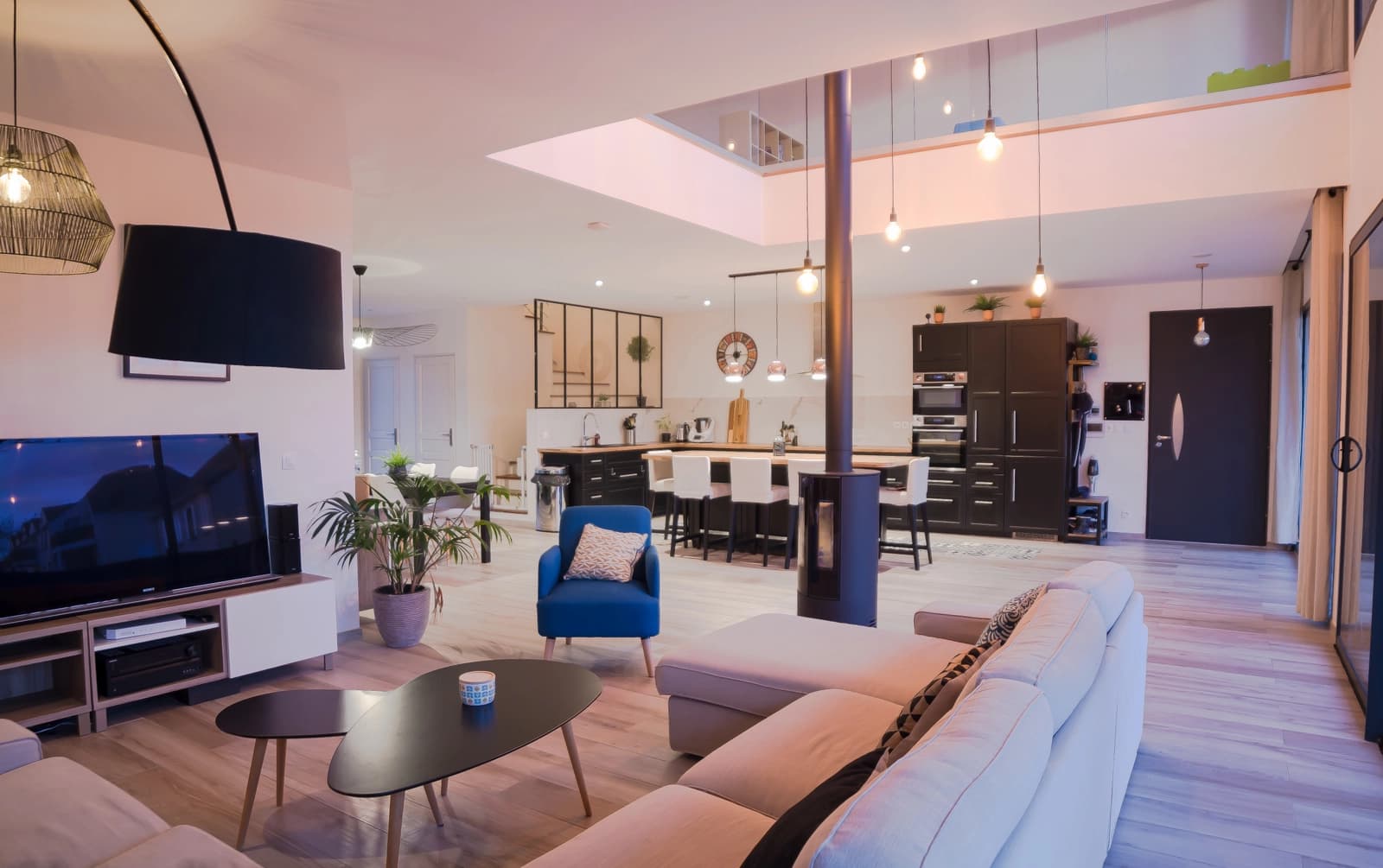 Living room in Modern villa in a bucolic setting - 1