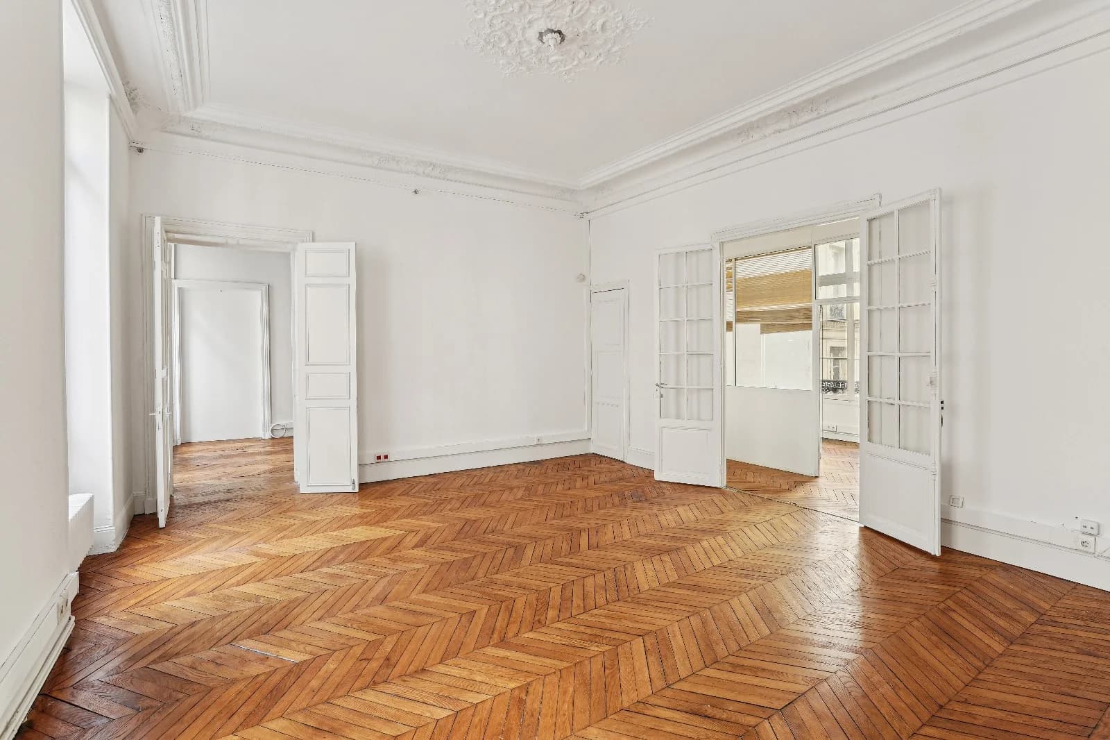 Space Haussmann-style apartment with high ceilings and parquet flooring - 1