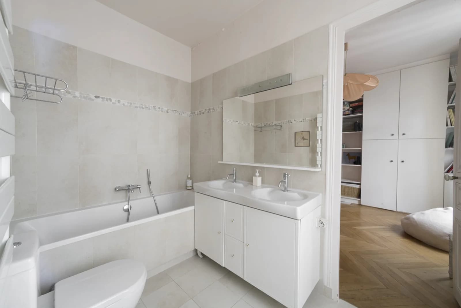 Salle de bain dans Bel appartement 8 pièces, Rond-Point des Champs-Elysées - 1