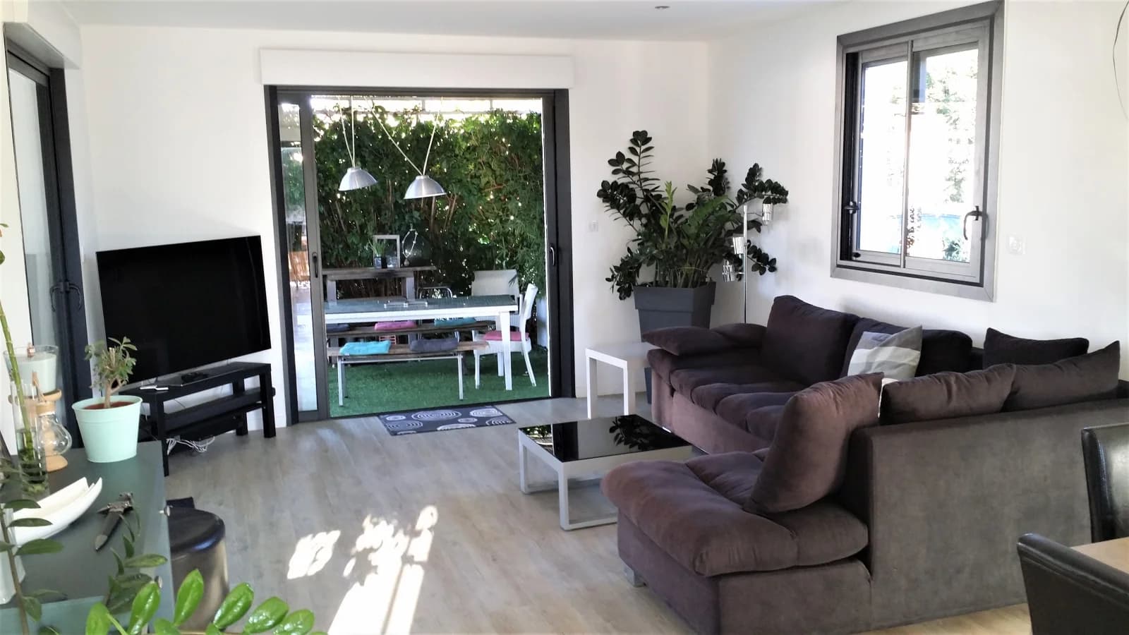 Salon dans Grande maison conviviale avec sa piscine et son jardin - 1