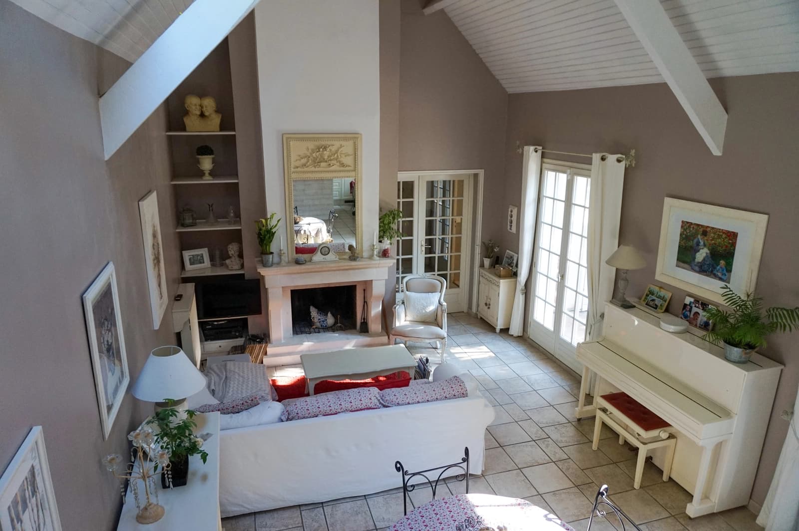 Salon dans Maison provençale avec un séjour cathédrale lumineux - 1