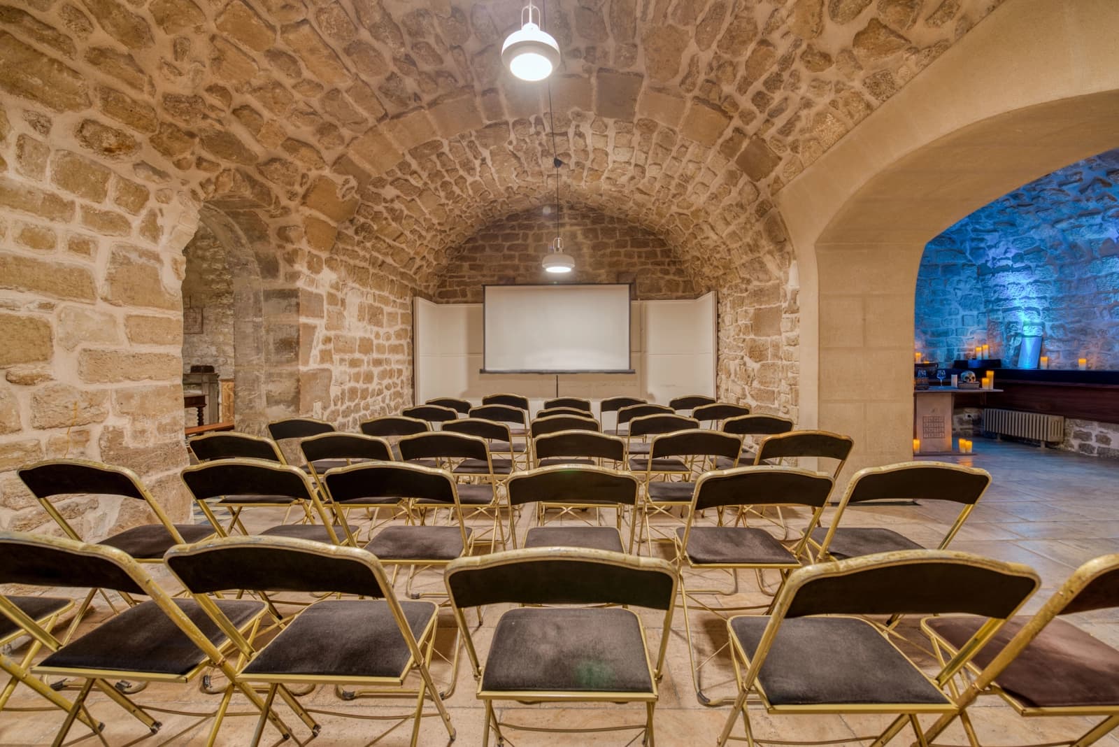Meeting room in Atypical cellar on the quays of the Seine - 1