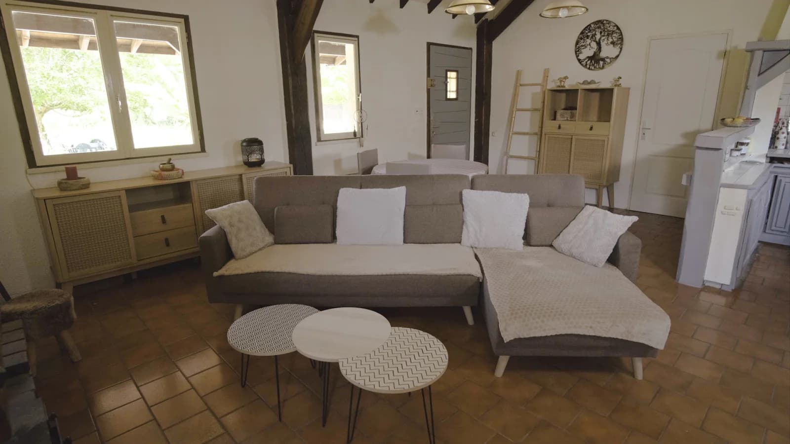 Space house with swimming pool and private fishing pond - 2
