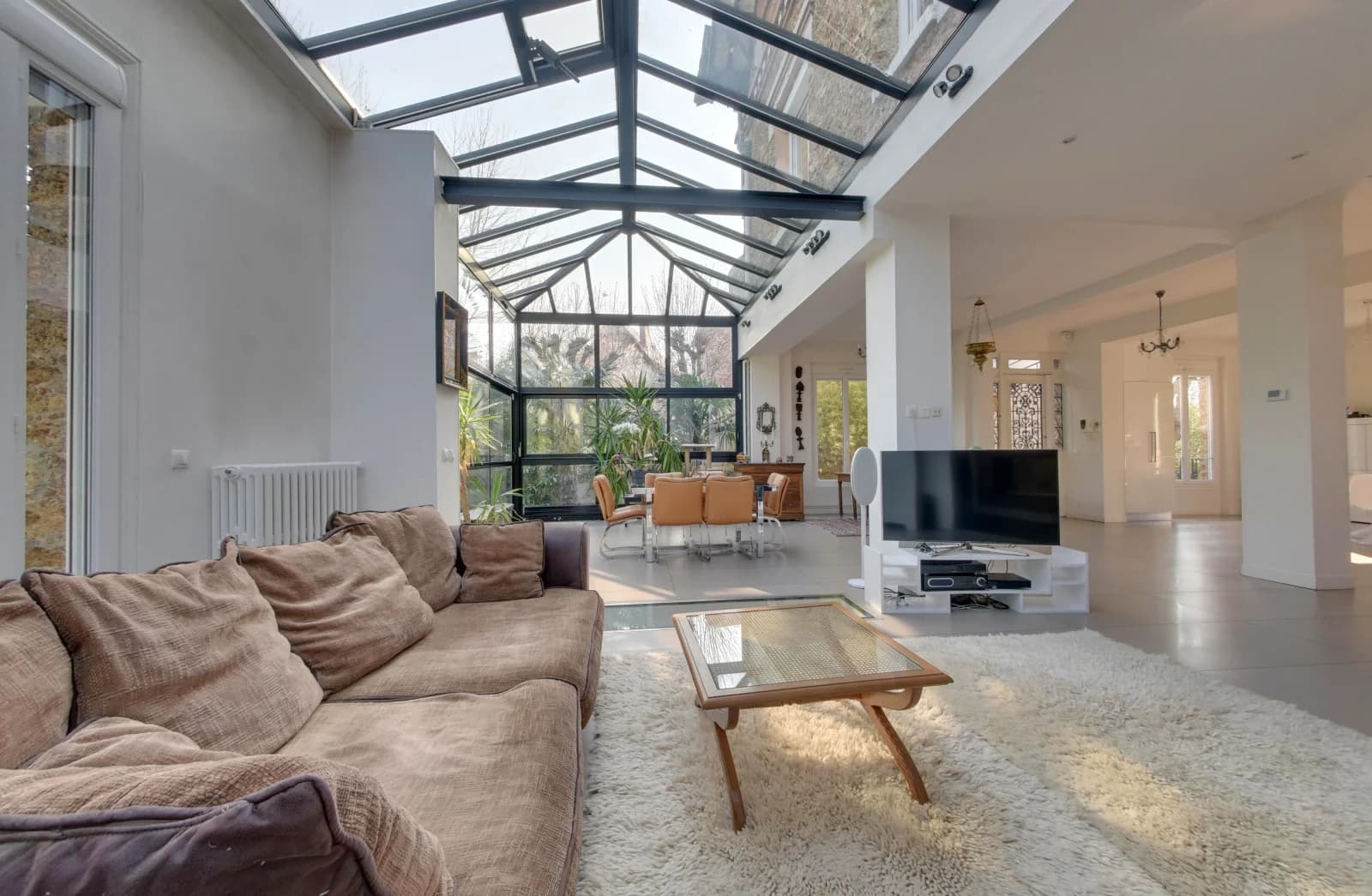 Living room in Maison classée en meulière, véranda et jardin secret - 0