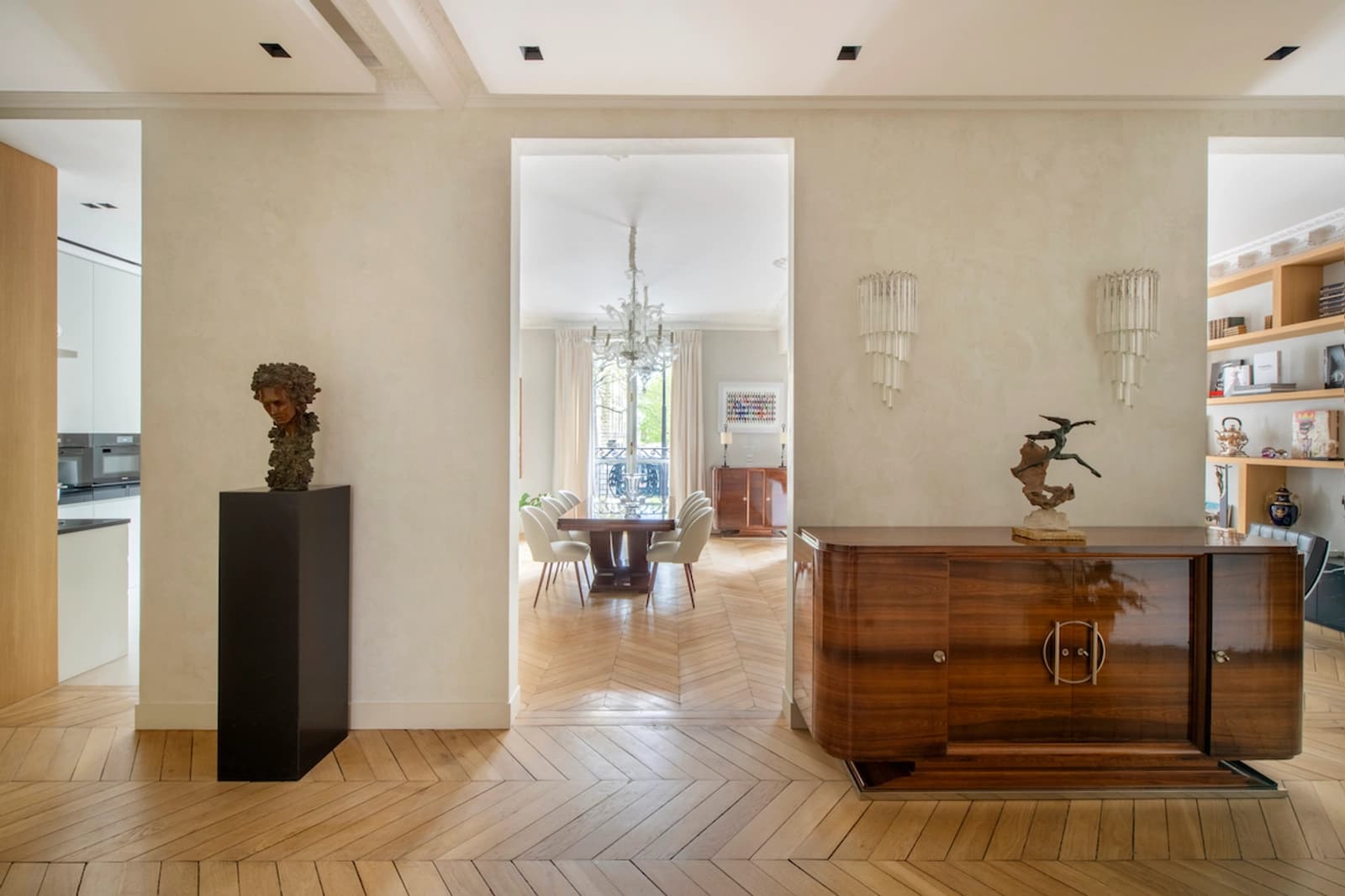 Salon dans Haussmannien moderne: l'alliance du chic et du design - 1