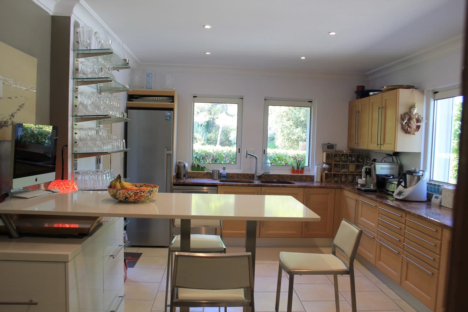 Cuisine dans Var: villa avec piscine, vue dégagée et forêt - 1