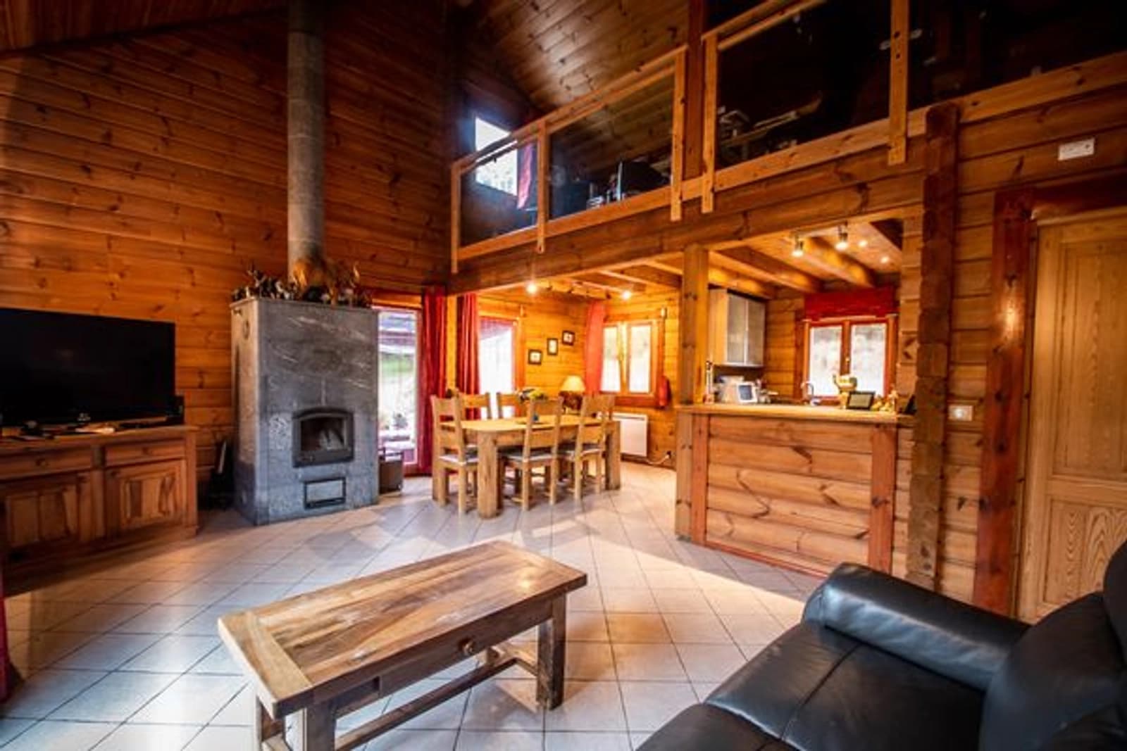 Maison en bois chaleureuse avec espace polyvalent