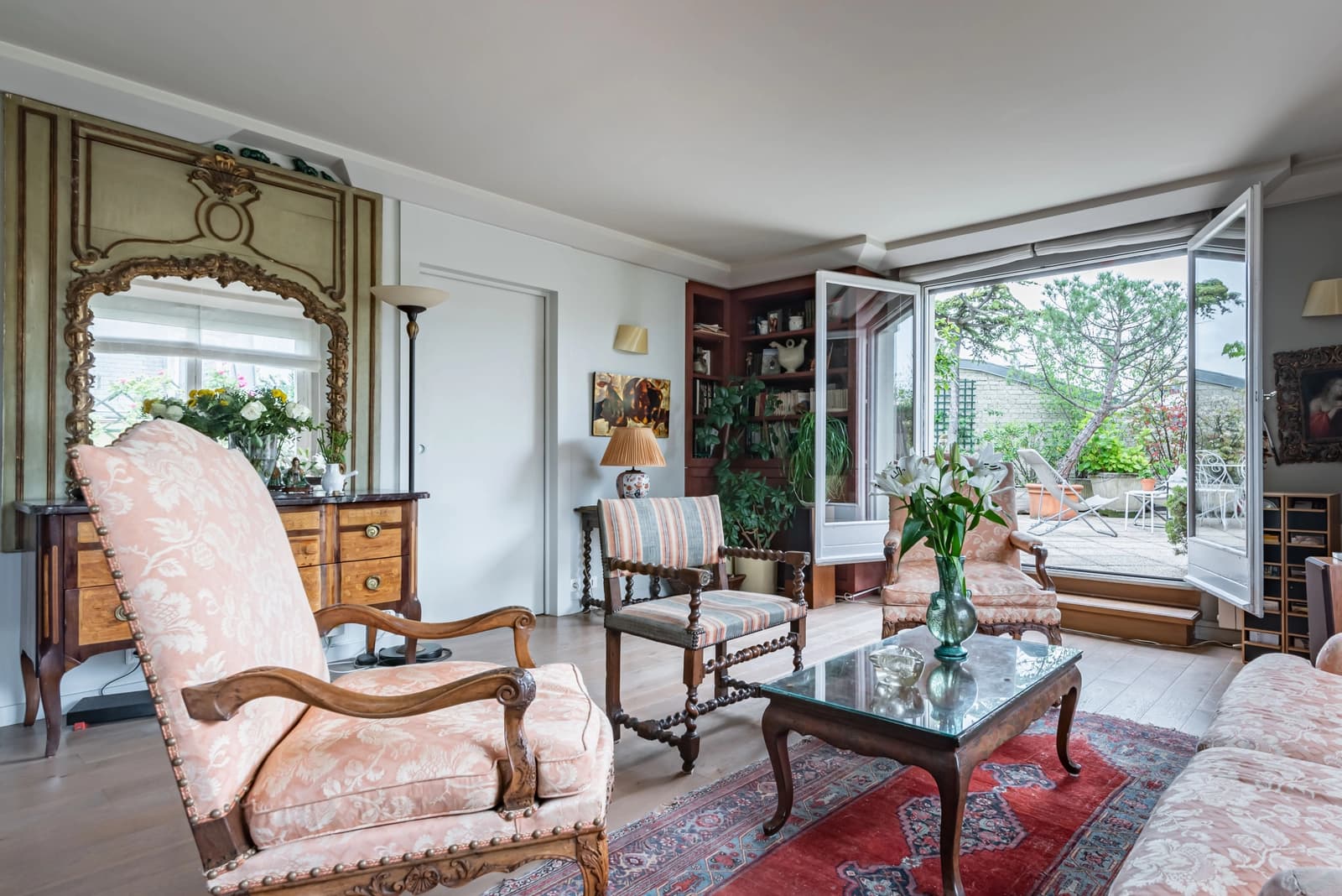 Salon dans Terrasse arborée de 80m² de plain-pied, très agréable - 1