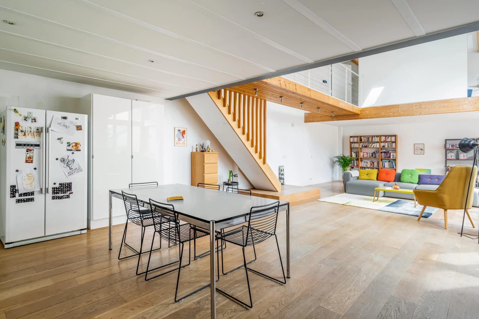 Meeting room in 190m² loft with large, bright living room - 1