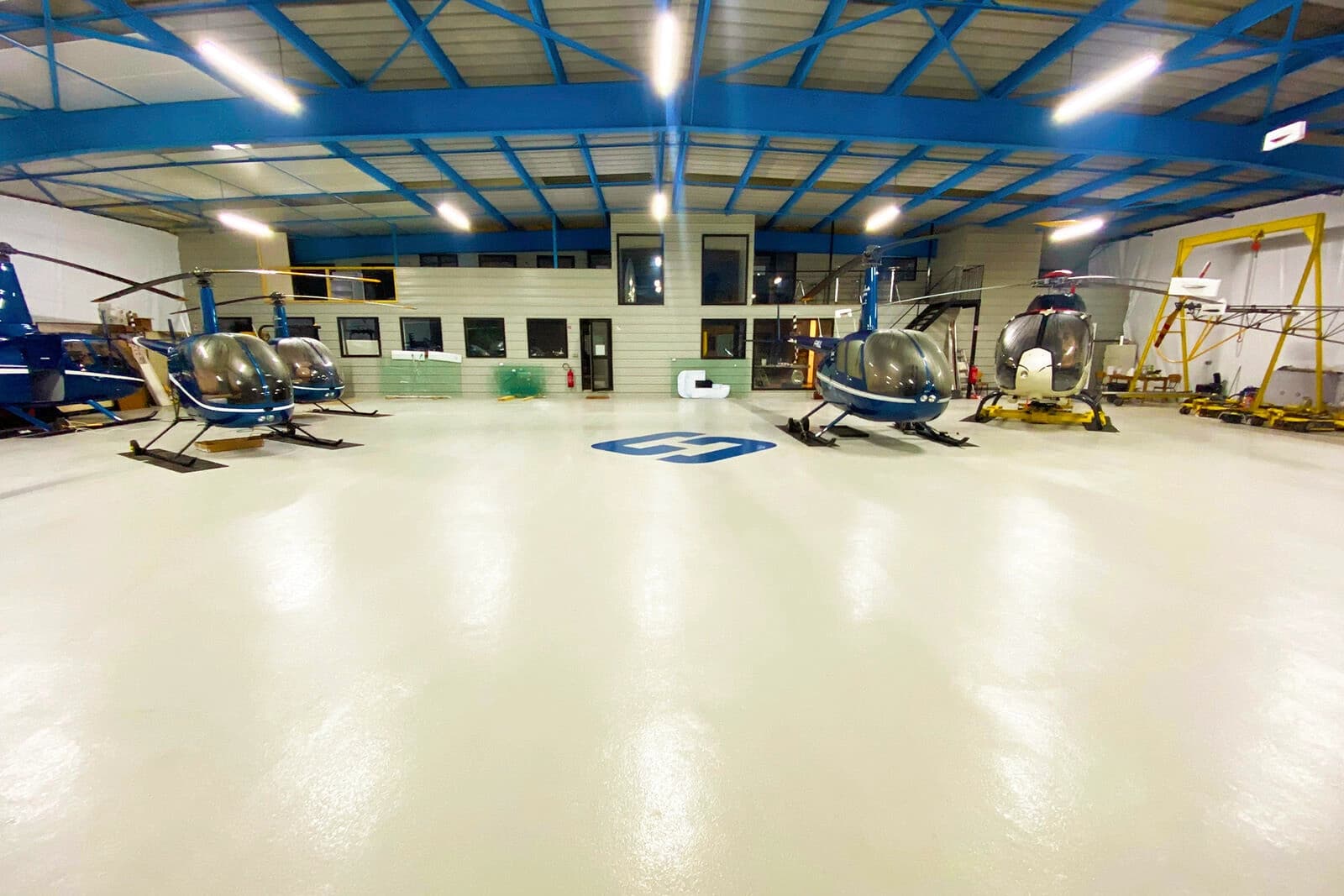 Salon dans Ancien hangar aéronautique, volumes impressionnants - 1