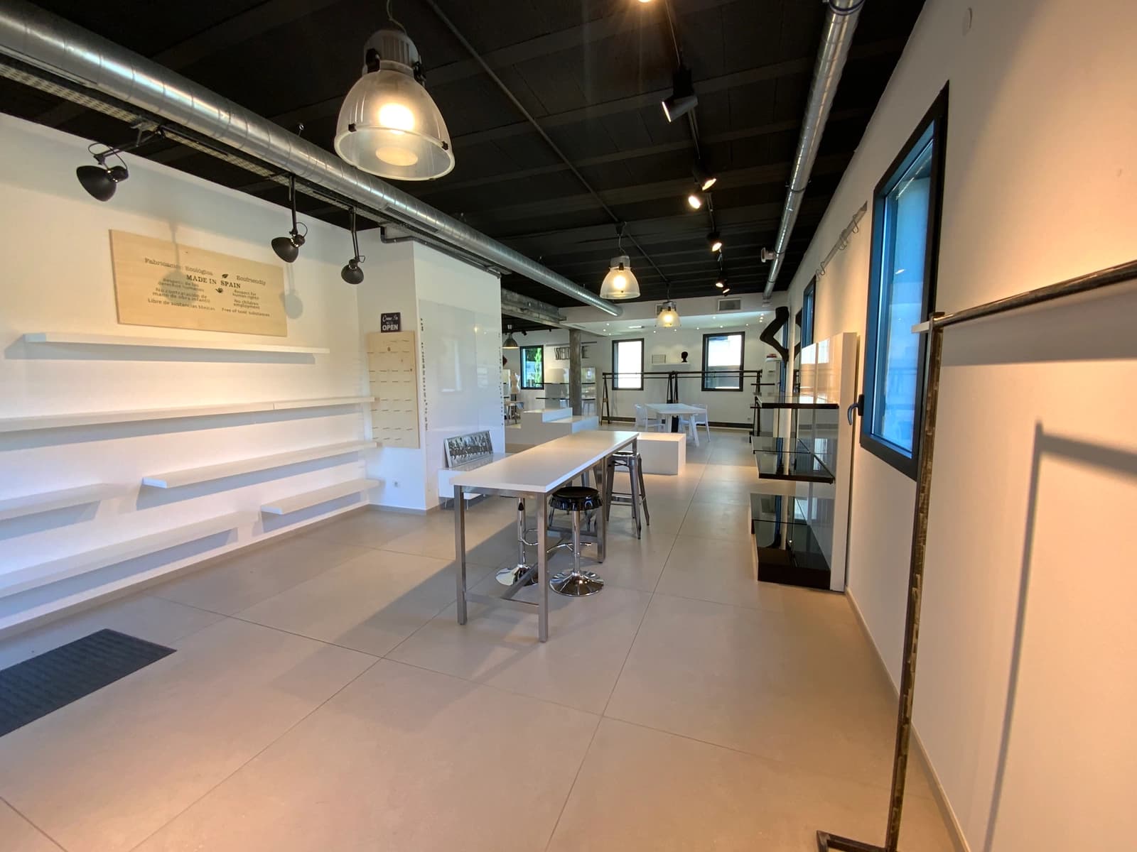 Cuisine dans Lieu de présentation au design industriel affirmé - 1