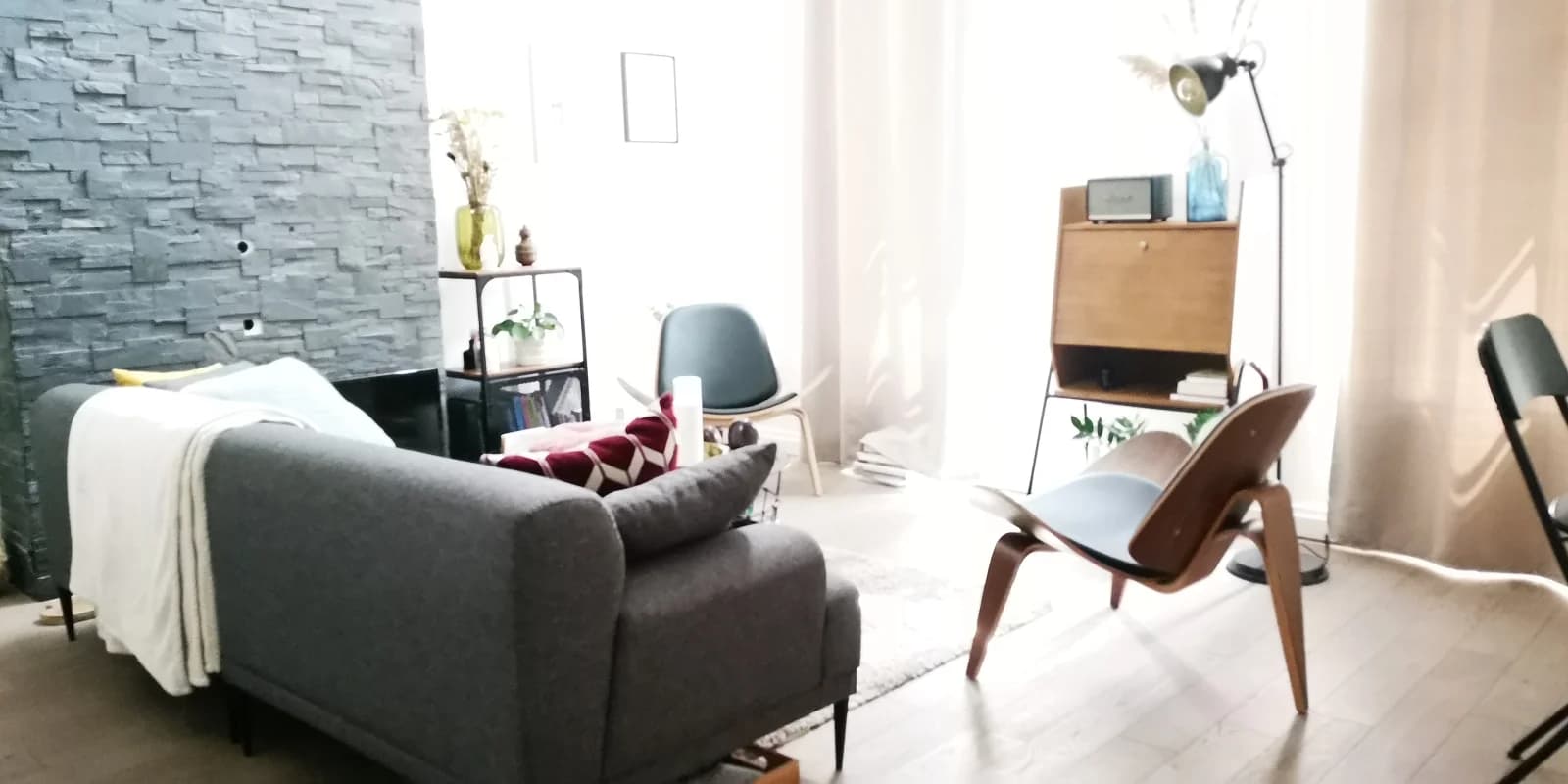 Salon dans Metz: espace loft au design contemporain et épuré - 1