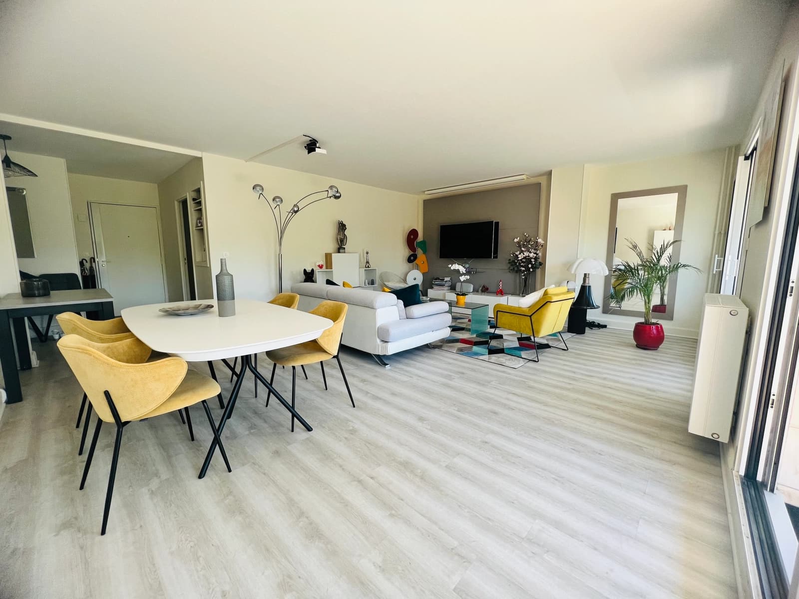 Salle de réunion dans Superbe appartement exposé sud avec vue sur la piscine - 1