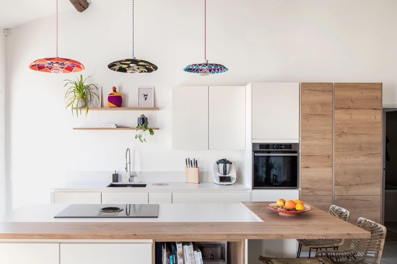 Cuisine dans Appartement rénové, un design moderne et coloré - 1