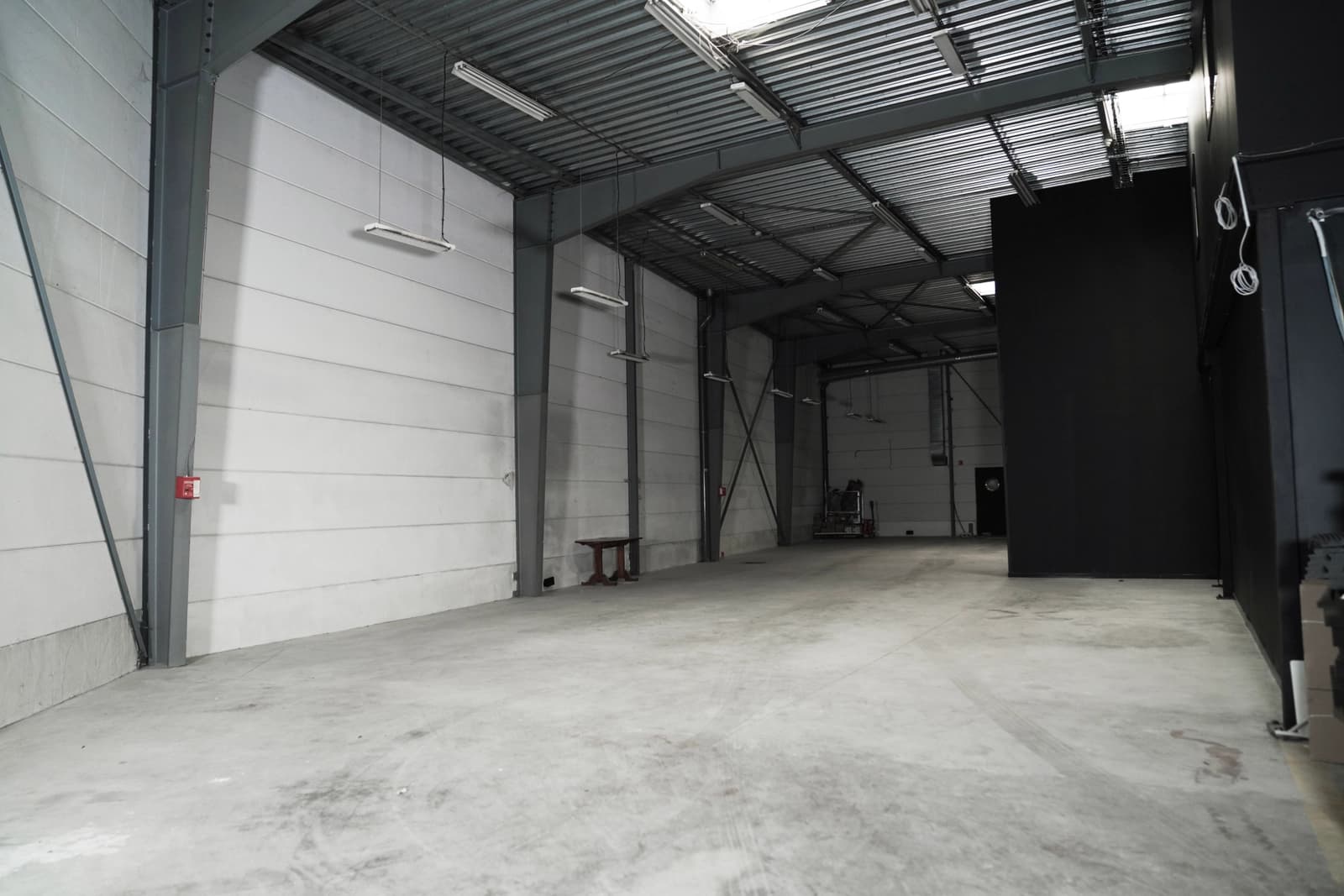 Space Hangar with green cyclorama - 4