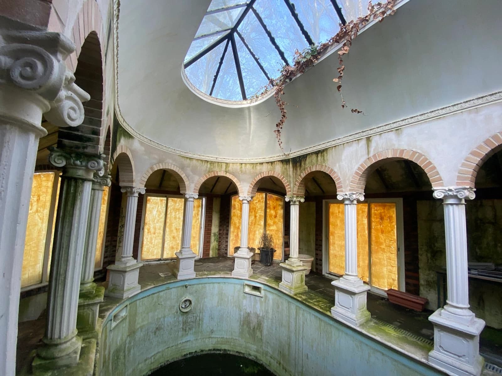 Espace Piscine à colonnes, décor unique - 2