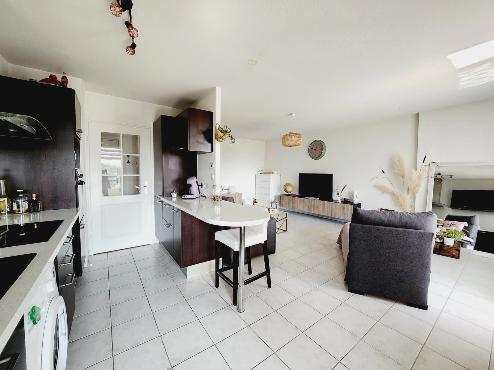Espace Logements clairs offrant de beaux volumes de vie - 2