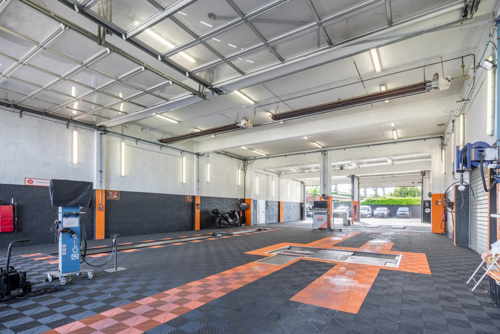 Grand garage propre et bien entretenu pour véhicules