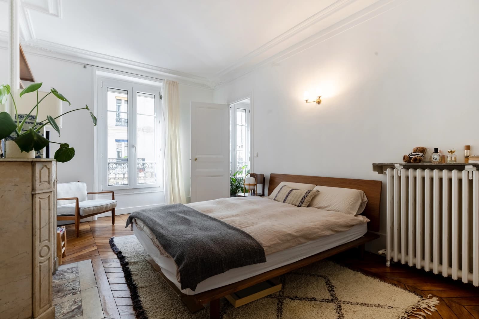 Chambre dans Le charme authentique d'un appartement typiquement parisien - 1