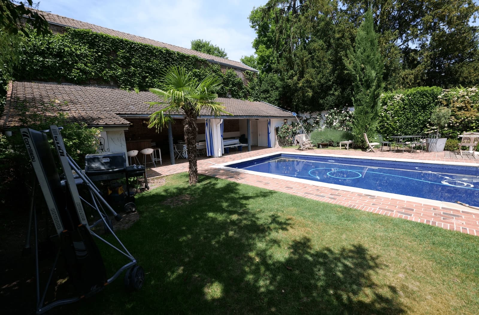 Jardin d’exception avec piscine et pool house