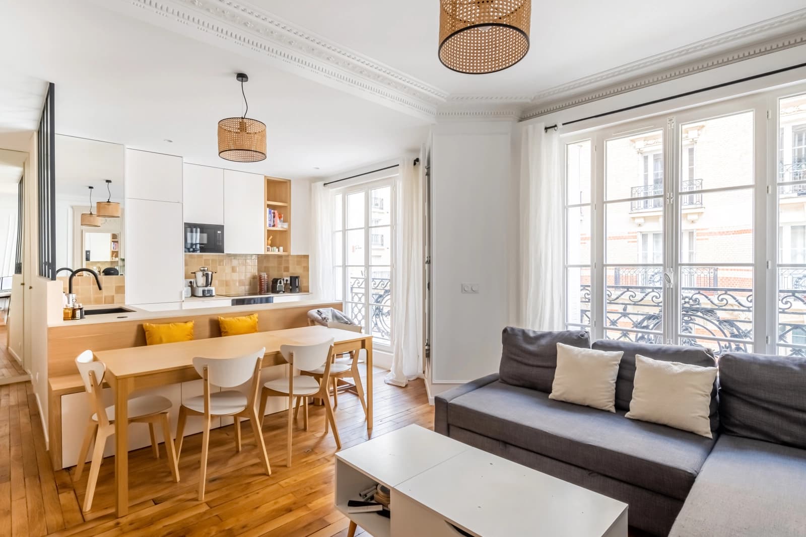 Space Architect-designed apartment, renovated, moldings - 2