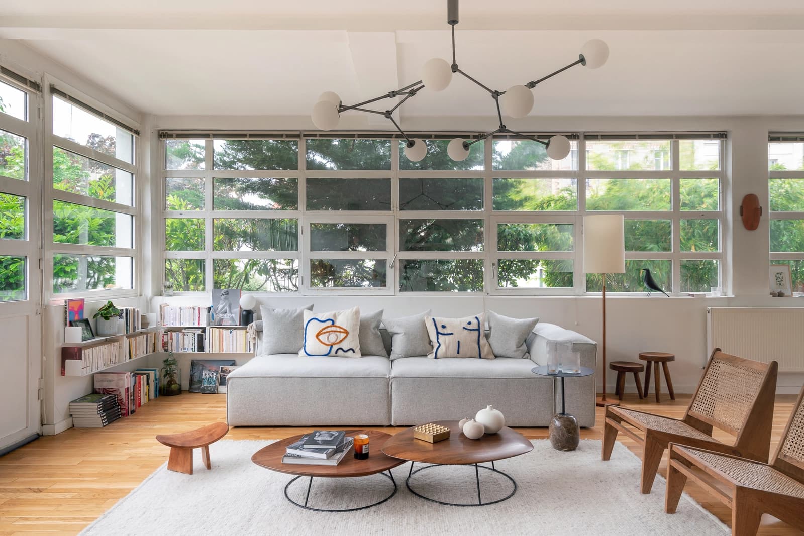 Living room in Modernist loft in a former Schneider factory - 1