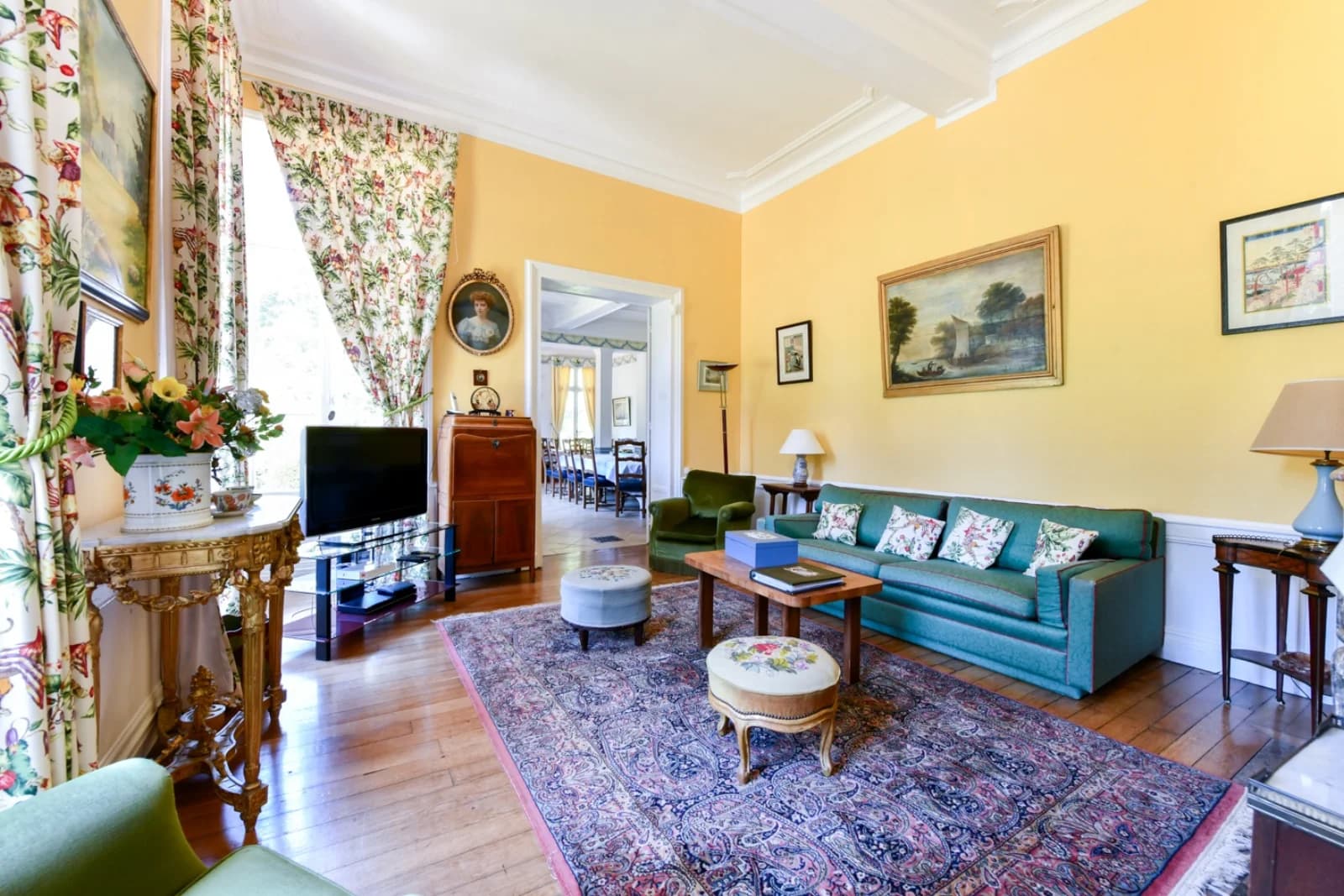 Salon dans Château atypique avec tennis, à seulement 1h de Paris - 1