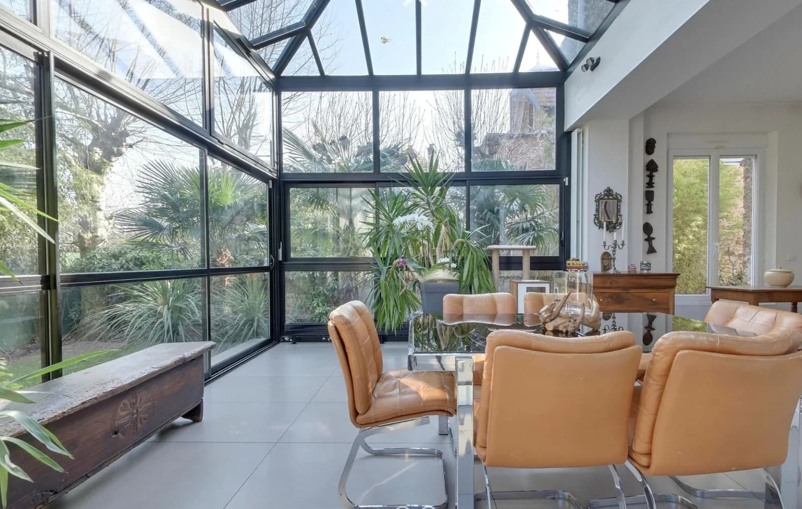 Living room in Maison classée en meulière, véranda et jardin secret - 1