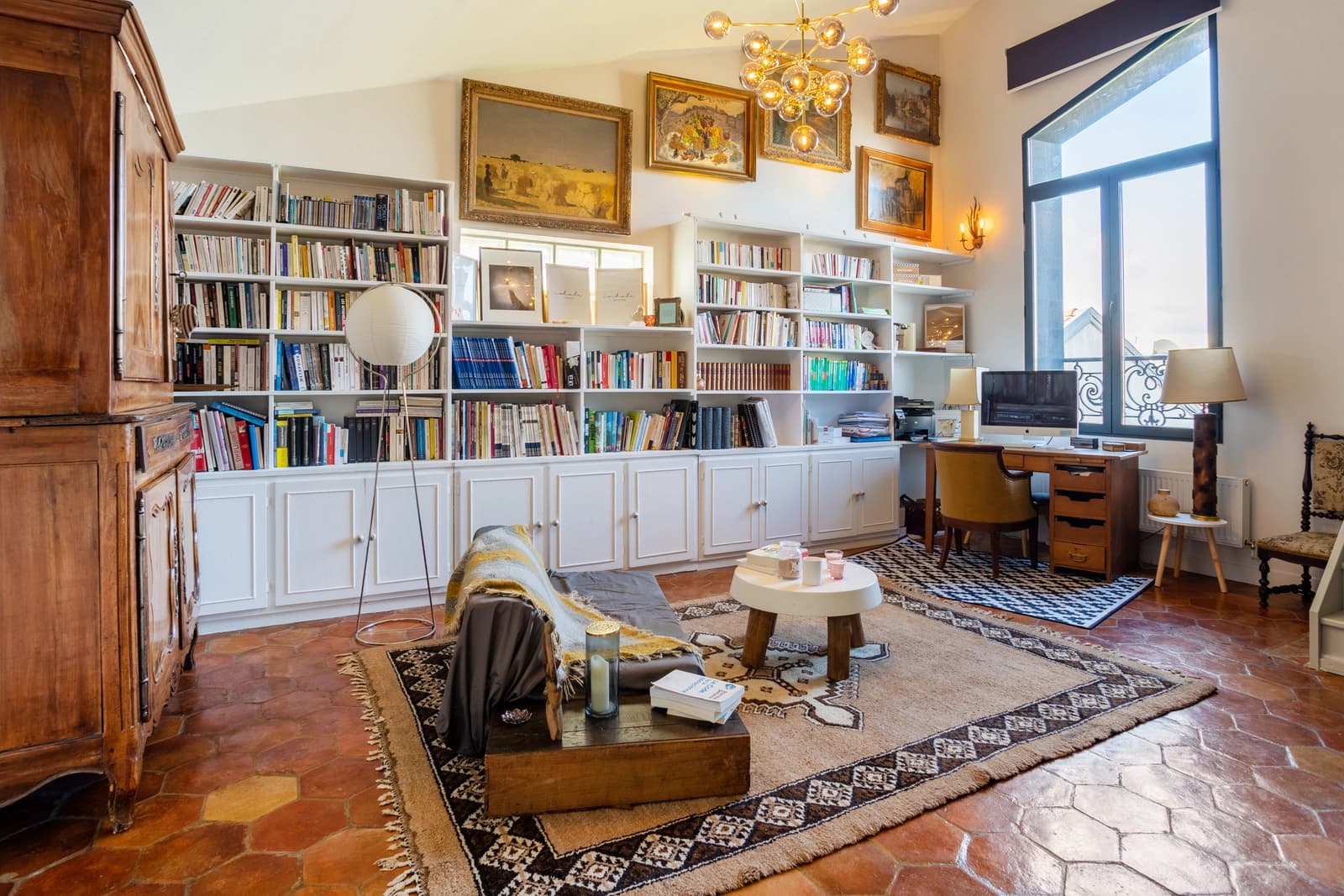 Salon dans Villa solaire originale avec son bassin intérieur unique - 1