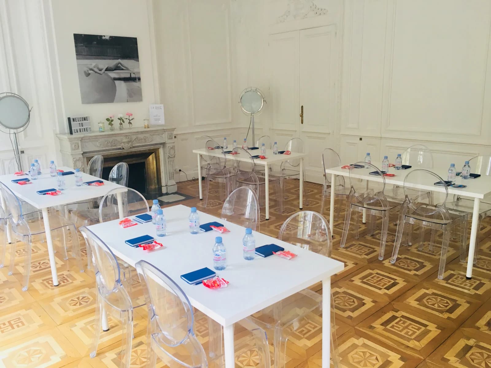 Salle de réunion dans Le grand salon convivial de l'espace moderne connecté - 1