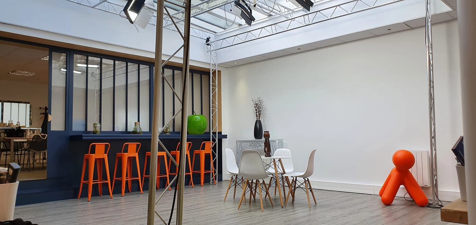 Salle de réunion dans Votre espace de tournage vidéo professionnel équipé - 0